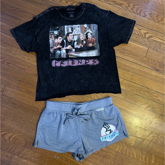 Friends Sleepwear Set coin toss tee central perk sleep shorts never worn - Picture 2 of 4